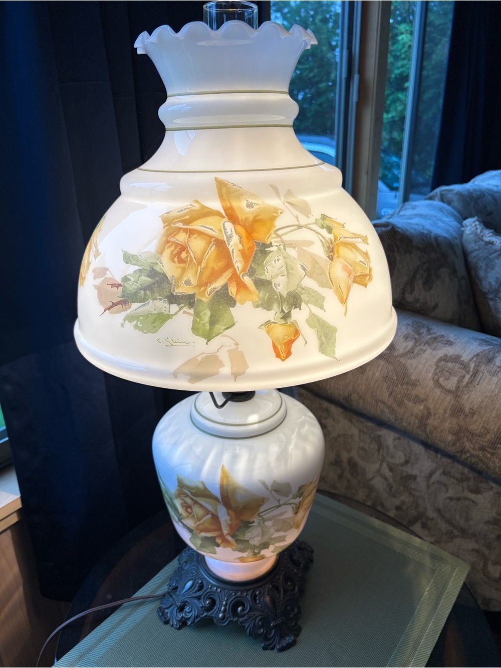 Beautiful vintage table lamp 28” high 
. Hand painted yellow rose motifs